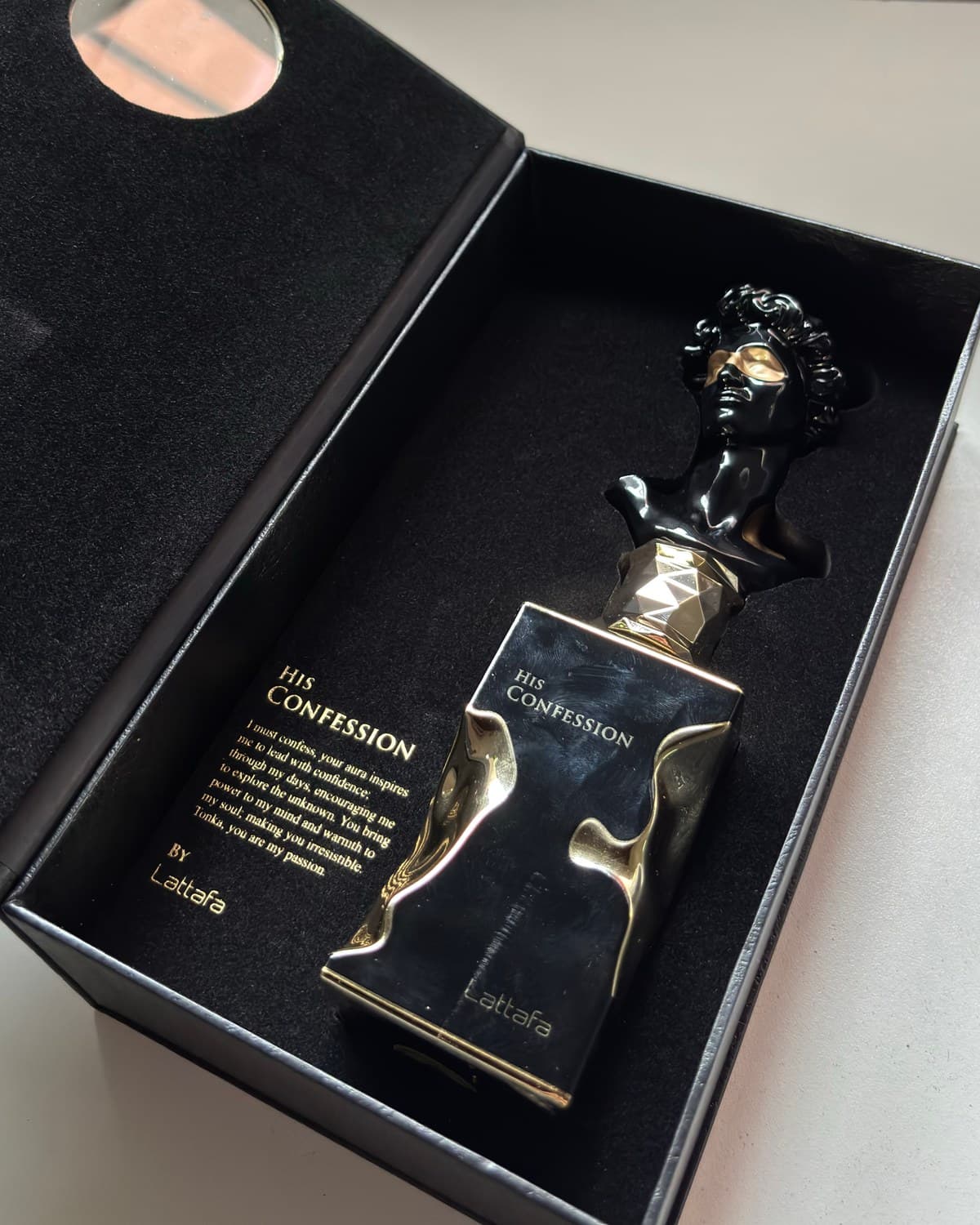 Lattafa His Confession, frasco de 100 ml, dentro de su caja